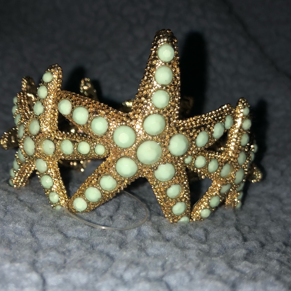 NWOT Gold Starfish Bracelet
